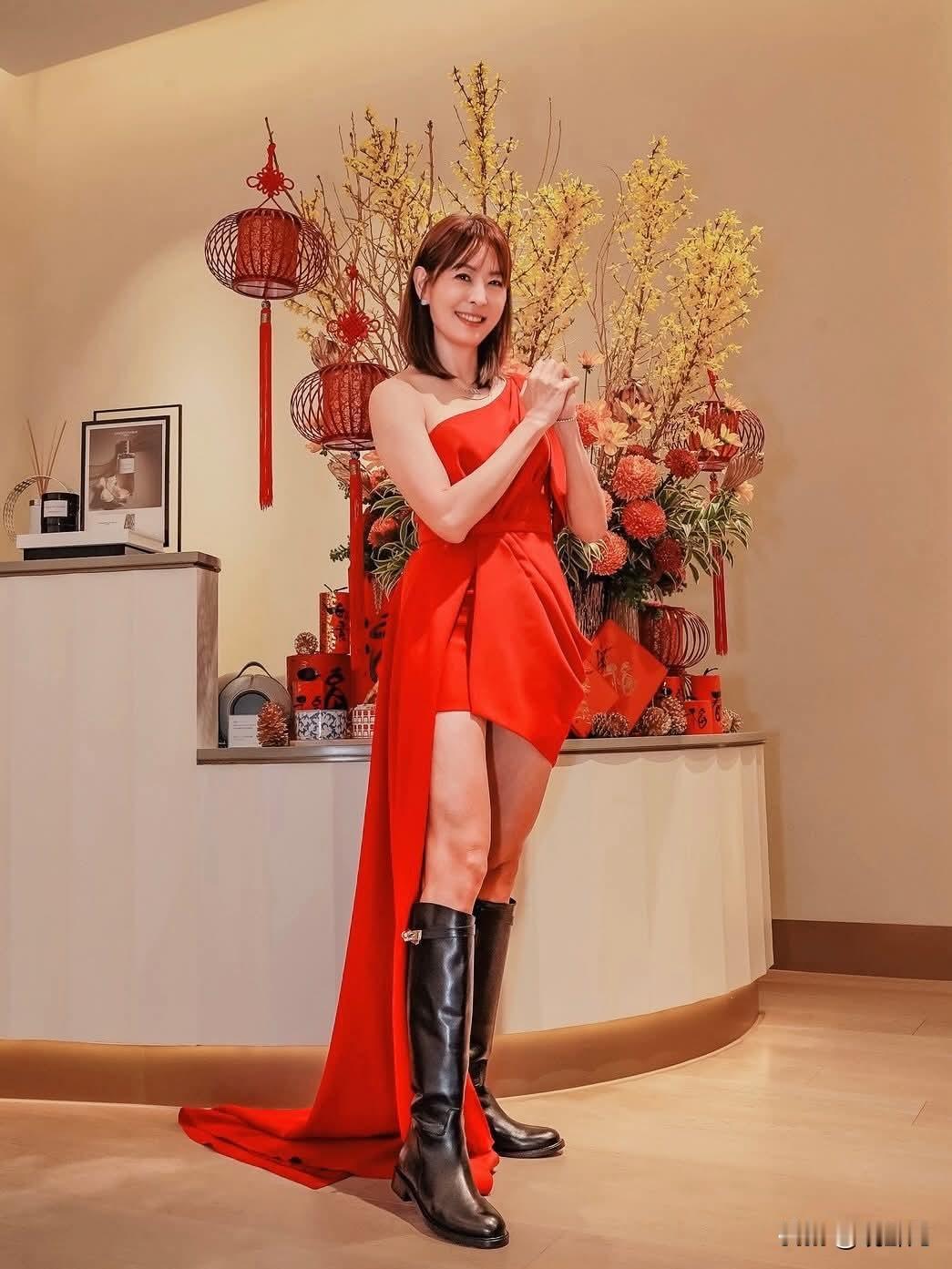 台北101董事长贾永婕：我穿大红色，我们过年，中国人过年的话就是大红色。贾永