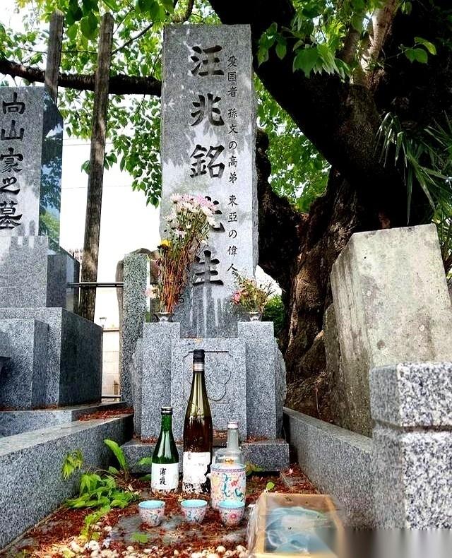 汪精卫死前，做梦都想葬回南京梅花山。他老婆甚至在他手心写下“魂兮归来”四个字，就