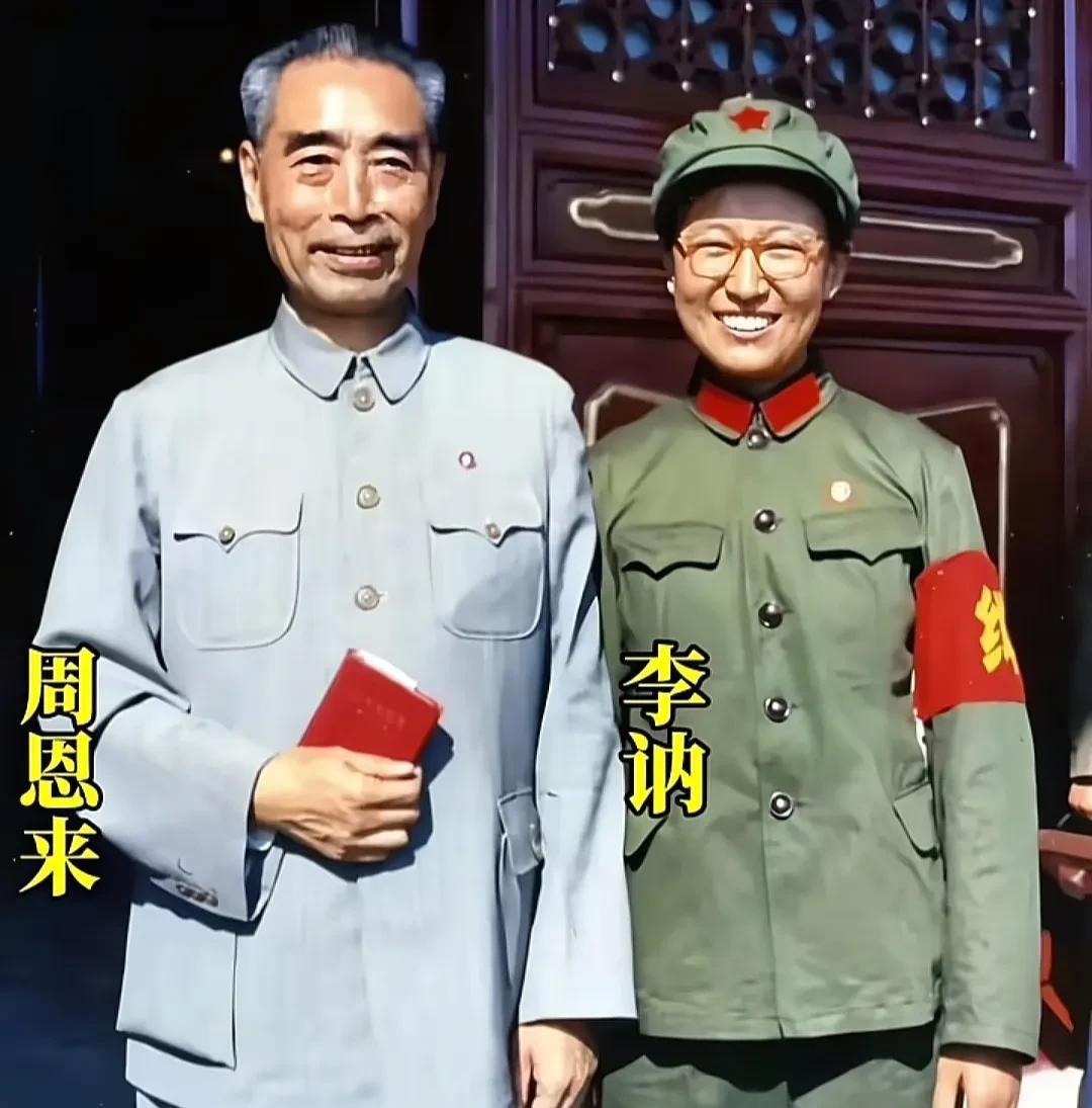 1966年，在天安门城楼上，有一张令人难忘的合影。照片中的周总理手持《毛主席语
