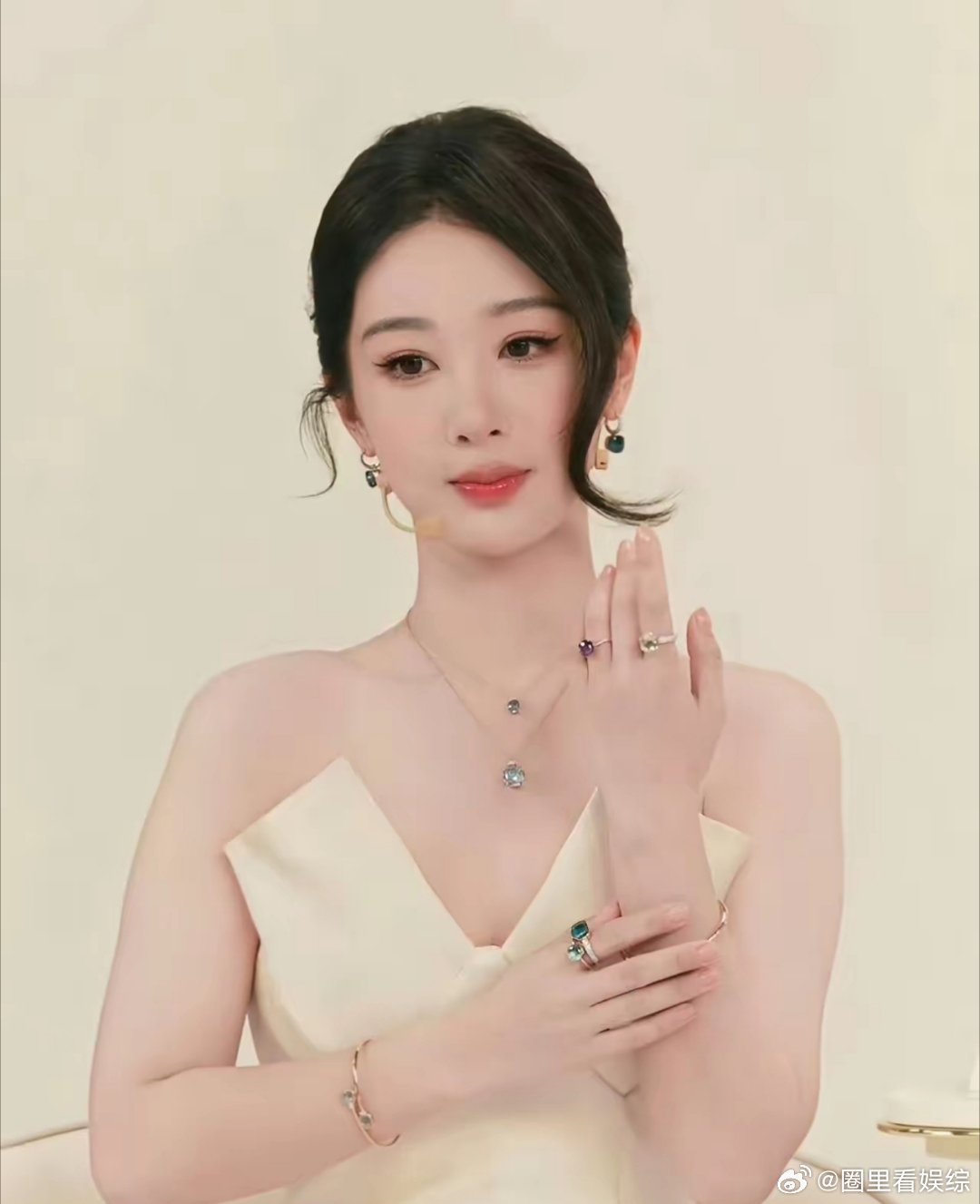 迪丽热巴杨紫今日品牌活动，谁赢了？杨紫自从拿了白玉兰视后之后，状态肉眼可见的越来