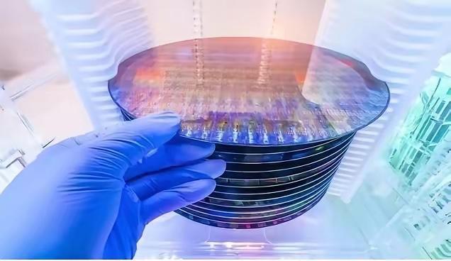 “光刻机没有一个国家可以做得到，美国都造不出，中国根本做不到！”“中国永远都造不