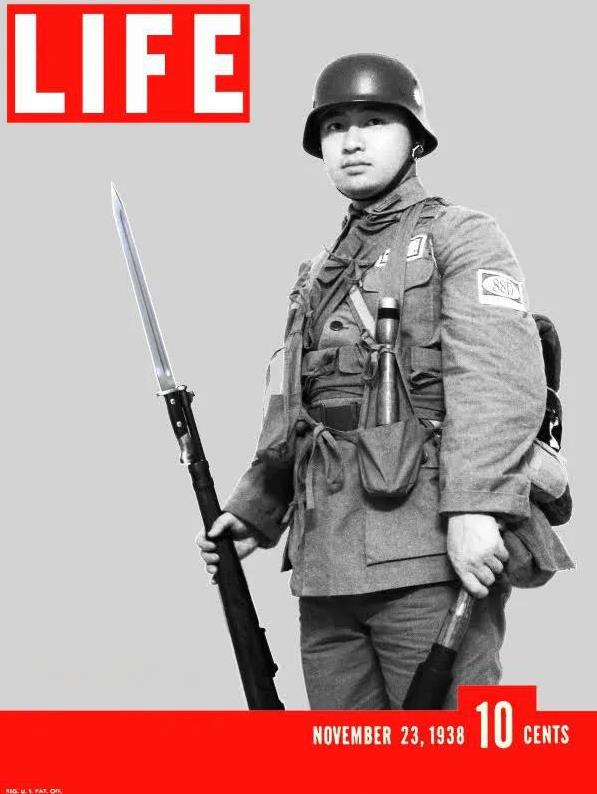 照片中的士兵看着营养精良、神情坚毅。8月13日是淞沪会战爆发88周年，向英勇抵