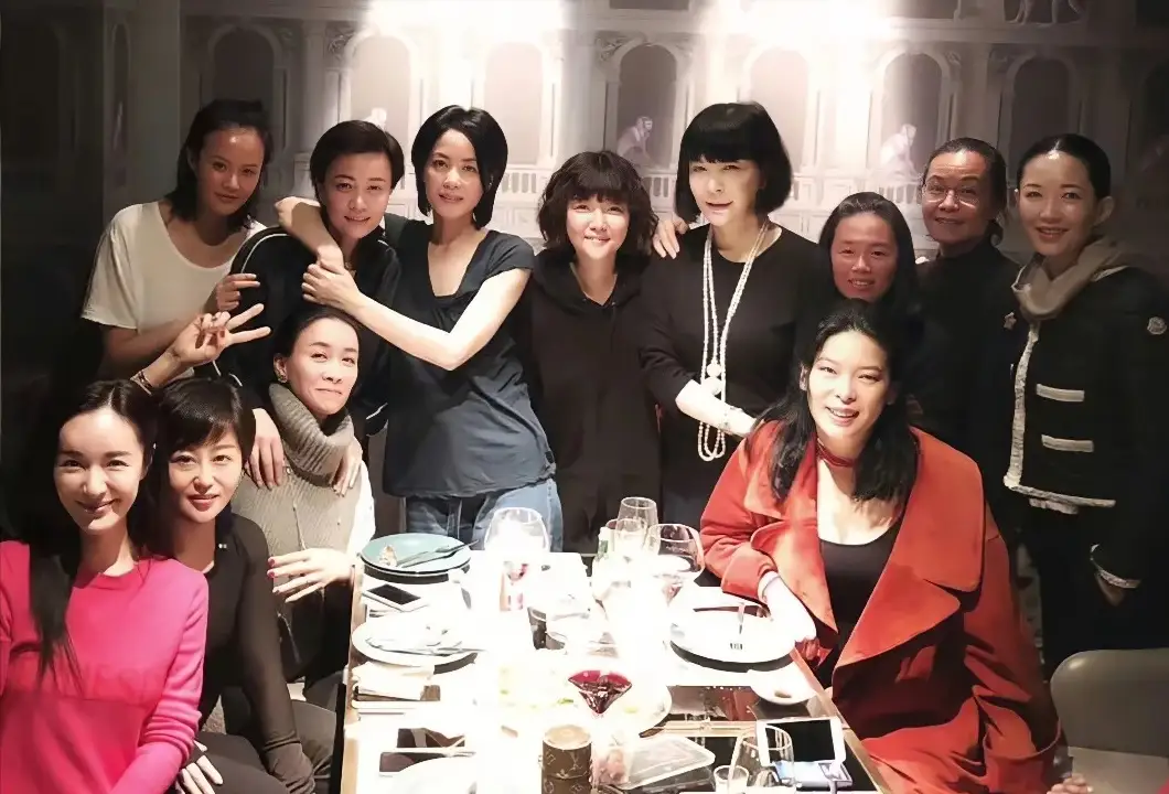 王菲现身那英演唱会，身旁女子被误认保姆，真实身份太不简单那英演唱会现场星光云集，不少圈内好友到场捧场