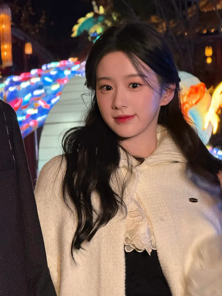 包上恩穿白色毛衣好似贵族千金笑容清浅端庄温柔