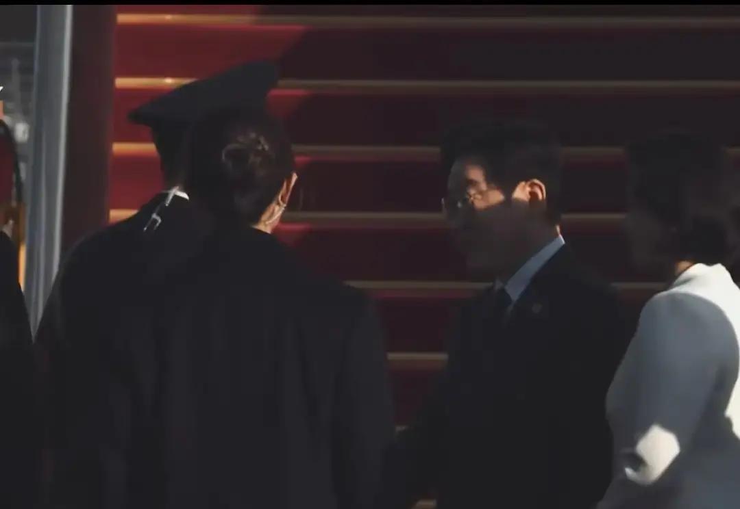 军人给李在明开车门，一秒全网刷屏那天是7月，北京37℃，李在明登机前突然转