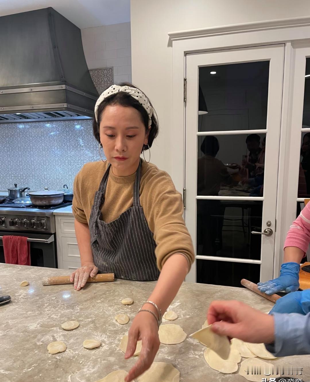 元旦夜，海清没上任何晚会，却在家给张艾嘉擀饺子皮。她每周必须下一次厨。灰色竖