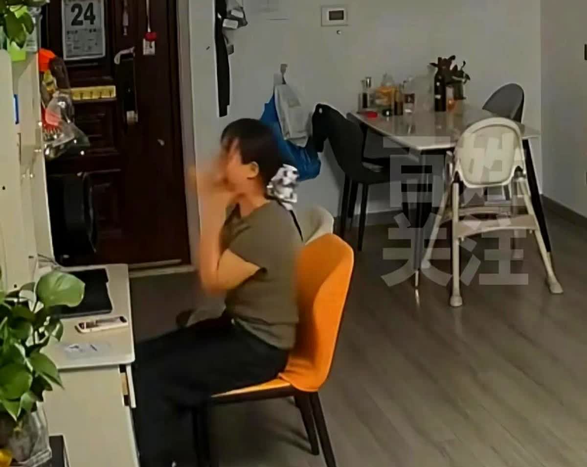 “绷不住了”！江苏连云港，王女士因为儿子不敢查分数，所以决定自己动手帮儿