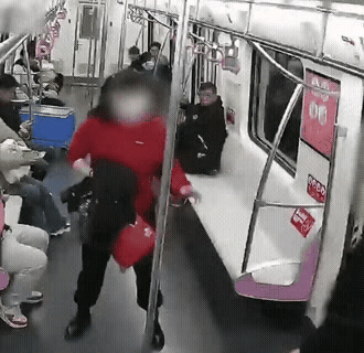 我要是那个男的我也会反击，不管后来怎么处理，先出口气再说。男子乘地铁时，看到座