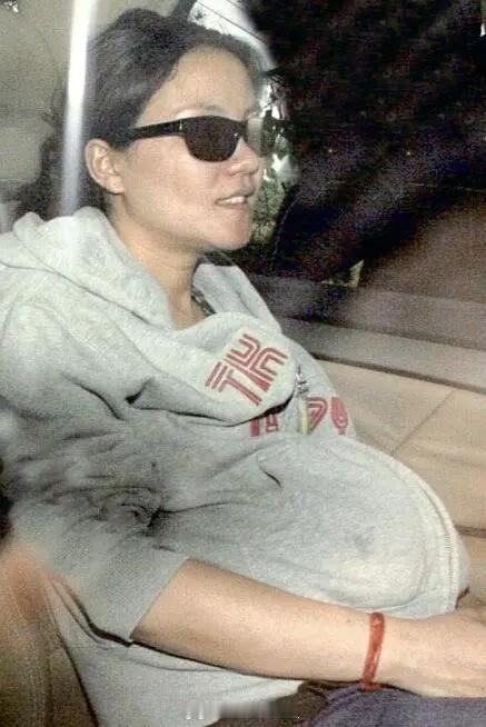 当年王菲和李亚鹏结婚后怀孕的照片，这也太真实了，大肚子的王菲坐在车里，素颜现身，