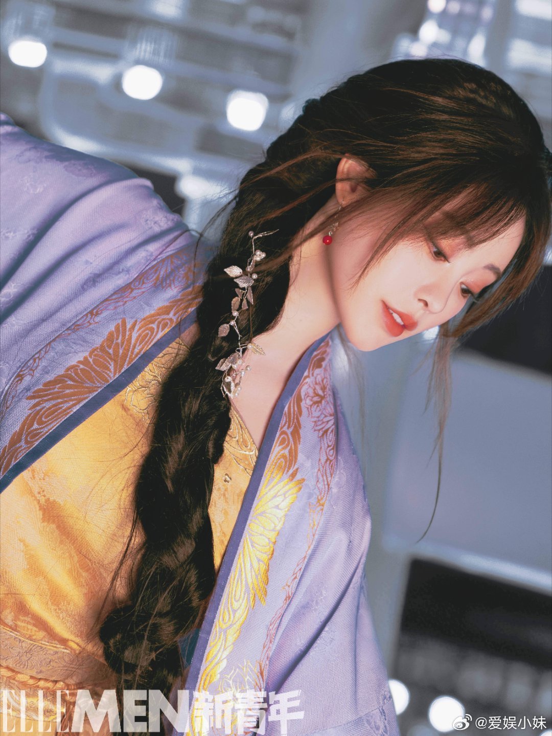 祝绪丹身披罗裳，在青瓷釉色间回眸。她将东方意蕴从静态意象转化为灵动呼吸，在快慢间