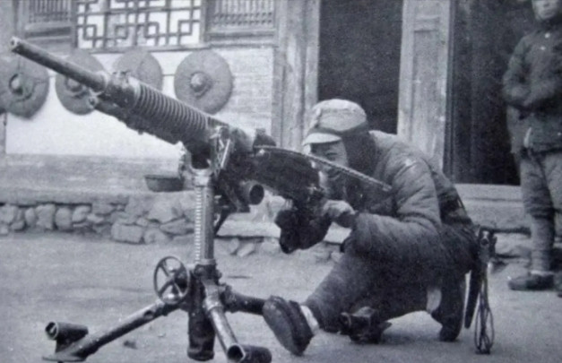 1943年，八路军缴获两挺机枪，却苦于没子弹，就在战士们一筹莫展之际，一个农民赶