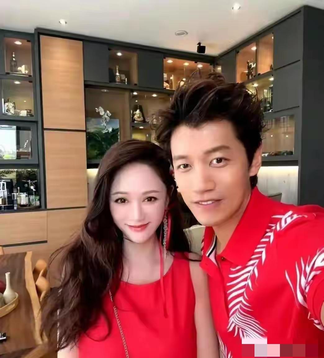 46岁陈乔恩马来西亚过年状态惊艳！一袭红裙配麻花辫甜美减龄，与老公艾伦甜蜜同框。