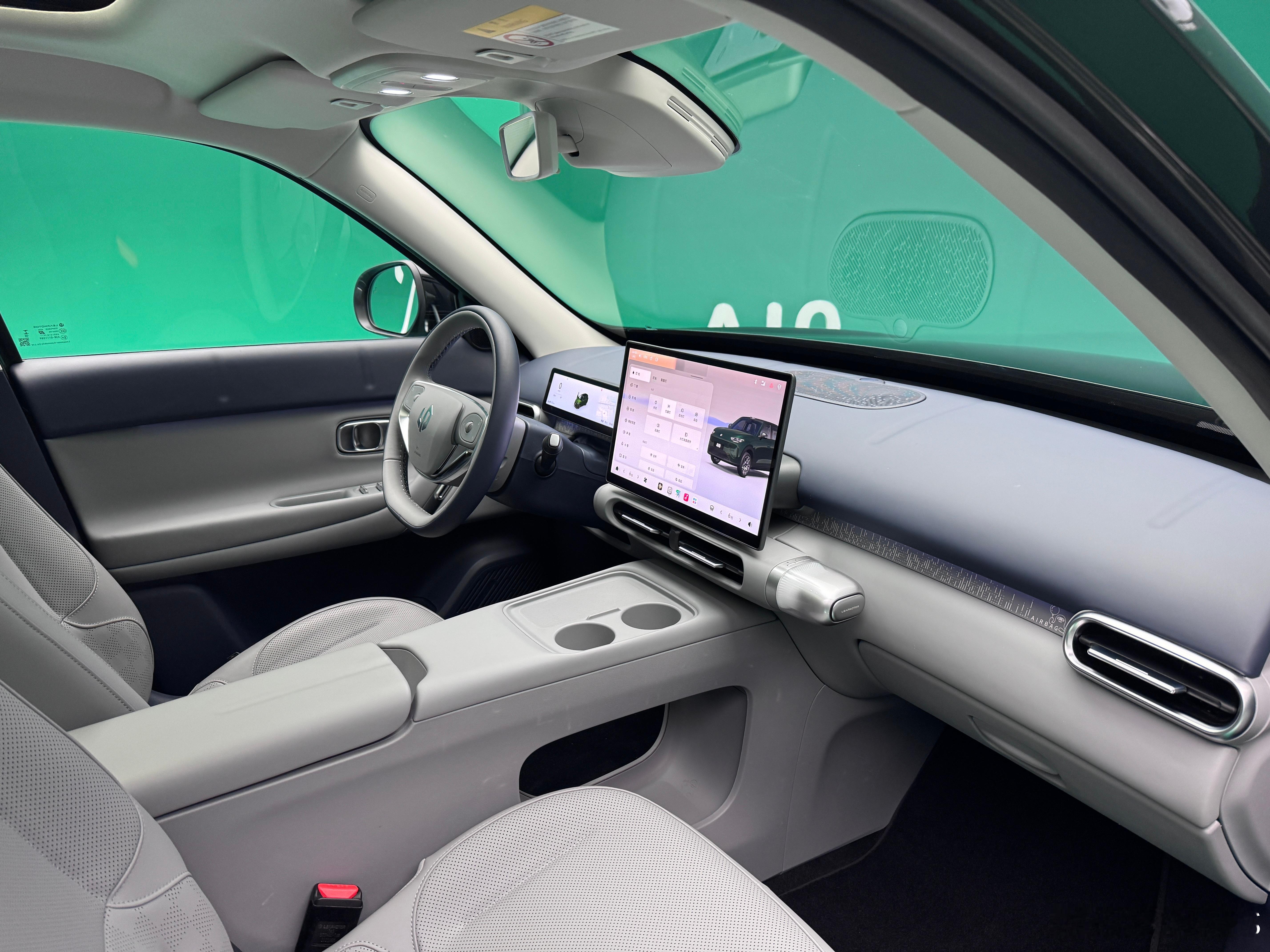 零跑A10布置的场地颜色很舒服，顶配大概率10万内，标505公里续航，外加后排座