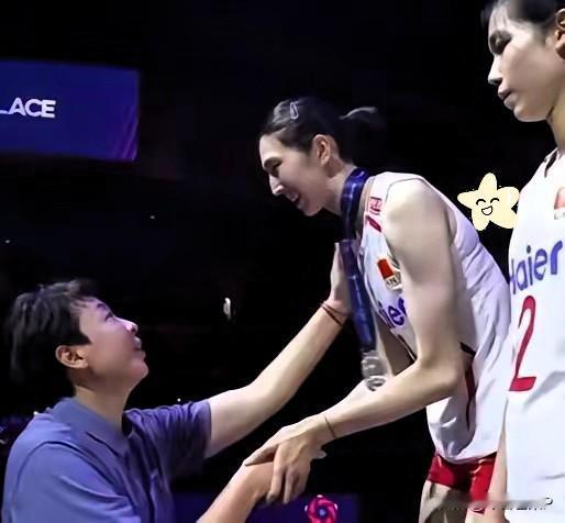 泰国队赢了，中国女排拿了银牌。颁奖嘉宾是冯坤，泰国队主教练的老婆，也是前中国女排