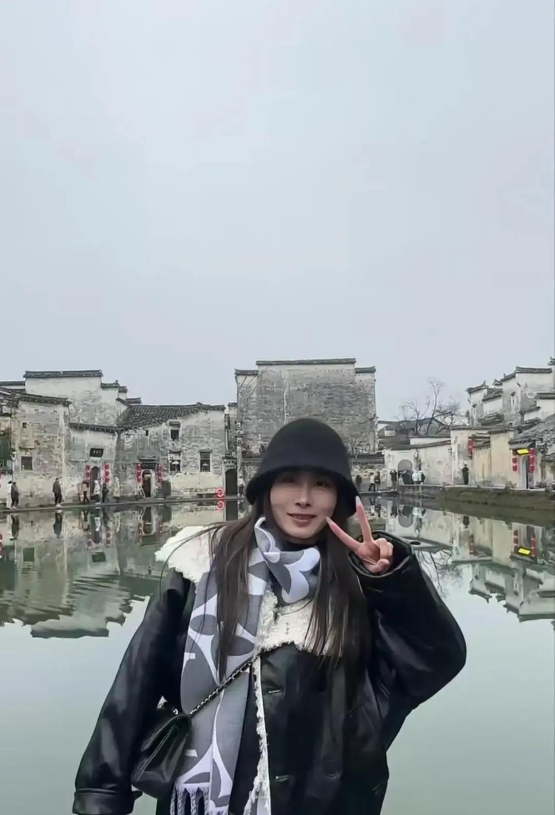 直播连麦吵架，他老婆就在旁边坐着。一张红色暧昧表情截图甩出来，瞬间引爆了80万