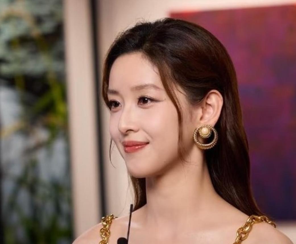 刘强东章泽天，双双冲上热搜！4月9日，刘强东和章泽天夫妻俩，突然双双冲上热搜