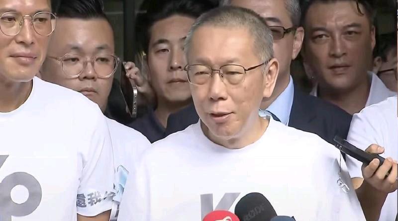 柯文哲中午搭警备车抵达法院，由厂商替他配戴电子脚环科技监控设备，柯文哲下午2时3