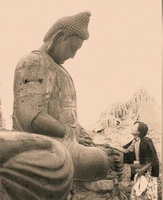 大佛的垂首不语与林徽因的深情凝望构成了一幅穿越时空的永恒！