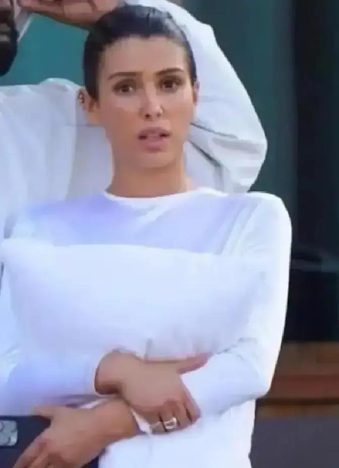 全裸逛街被拍第3天，比安卡账号涨粉200万这事发生在洛杉矶比佛利大道，中午