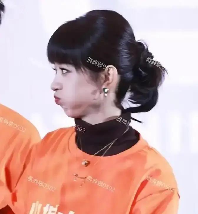 赵丽颖在上海那场美妆发布会，镜头怼脸，她鼓腮帮、眨眼睛、嘟嘴的小动作被高清放大。