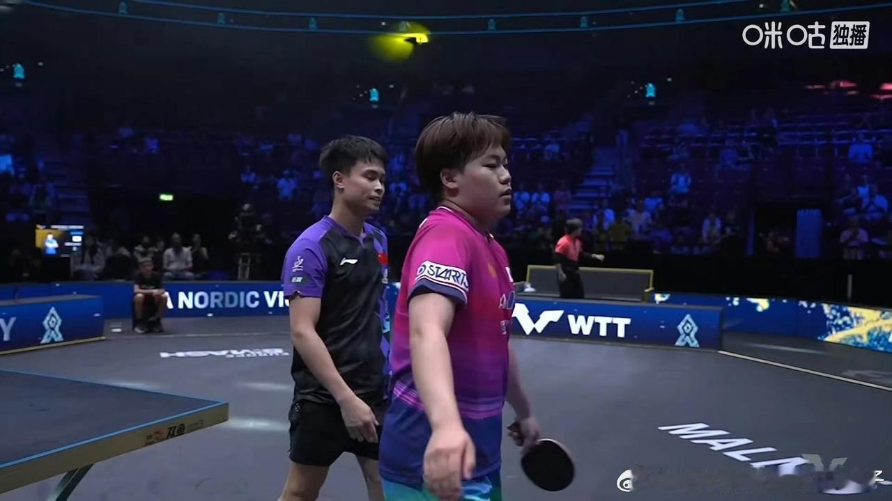 8月15日周启豪国乒最后的独苗也输了，日本队的松岛辉空，观众席秦志戬、王皓、徐海
