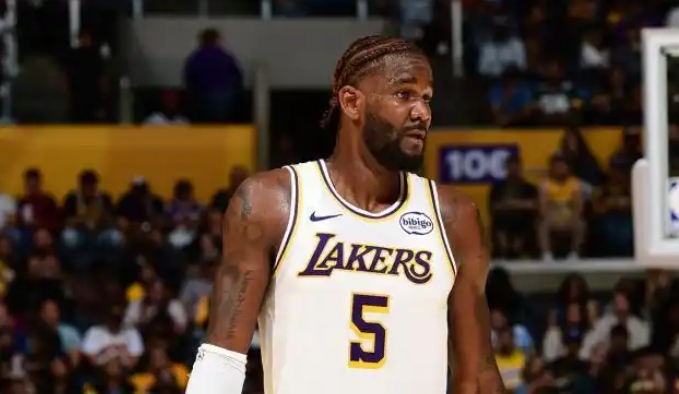 艾顿根本不是空接中锋看了好几场了,就小李会给他传球,中近框的中距离抛投勾手才是