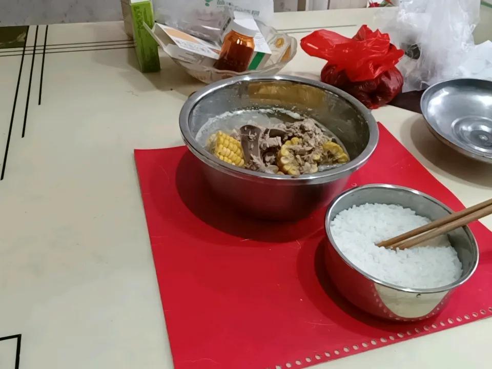 一个人的除夕！大概是7年前，也是一个人过除夕，但心情却是大相径庭。7年前刚刚跟