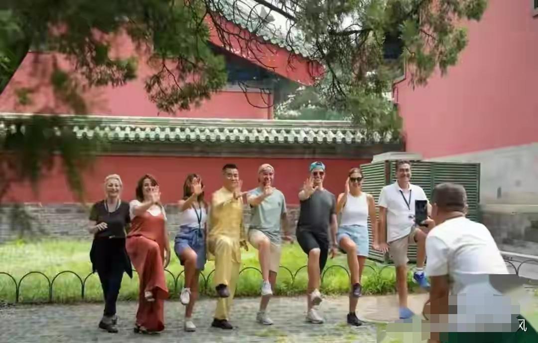 这个五一，我朋友在浦东机场值机，拍了一张照片发给我：国际出发厅，空空荡荡，工作人