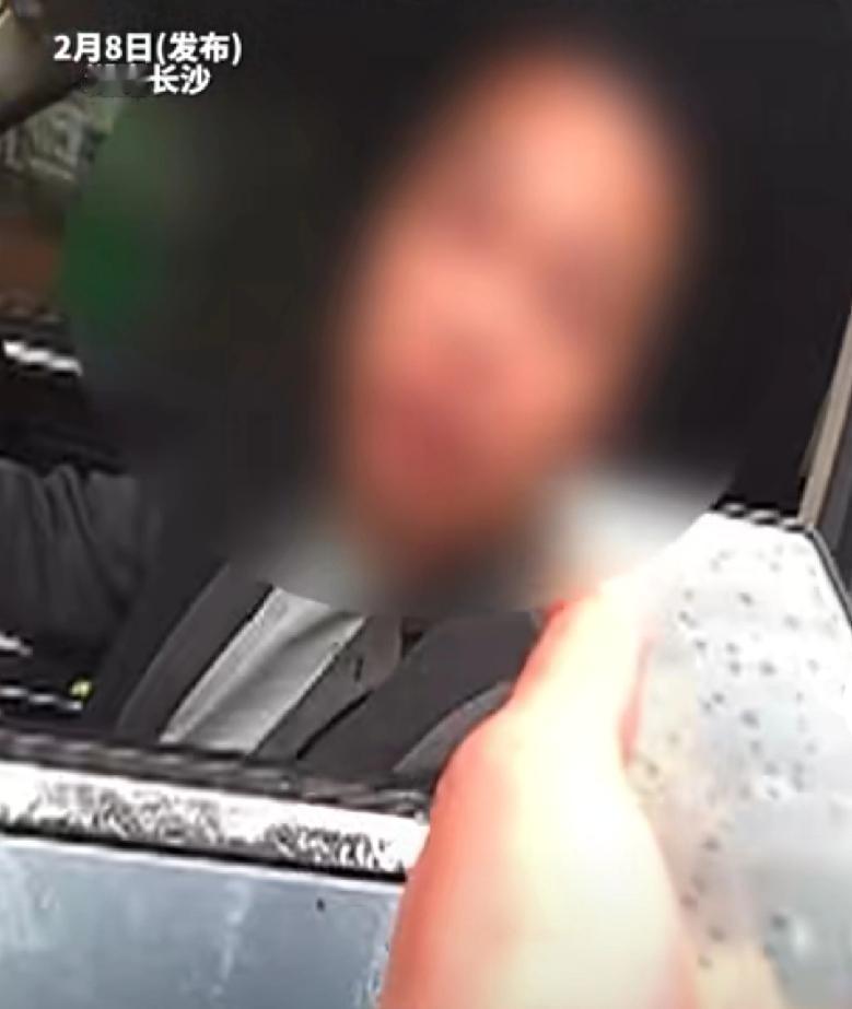 这样的“小聪明”害人又害己！近日，湖南长沙。一辆小车用卫生纸故意遮挡后车牌，在路