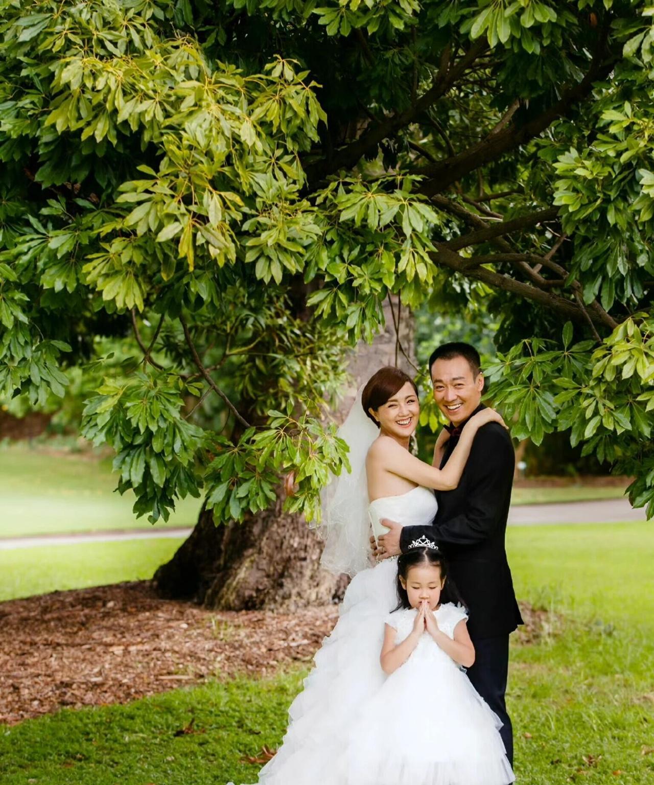 原来是鲁豫主持了辛柏青与朱媛媛的婚礼！！辛柏青朱媛媛这对中戏93级情侣，从校园到