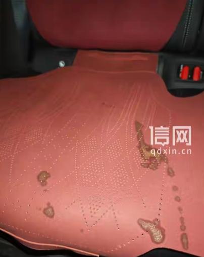 天津，网约车司机送完一对年轻男女后，往后座一看，竟发现后排坐垫上糊着一堆土黄色，