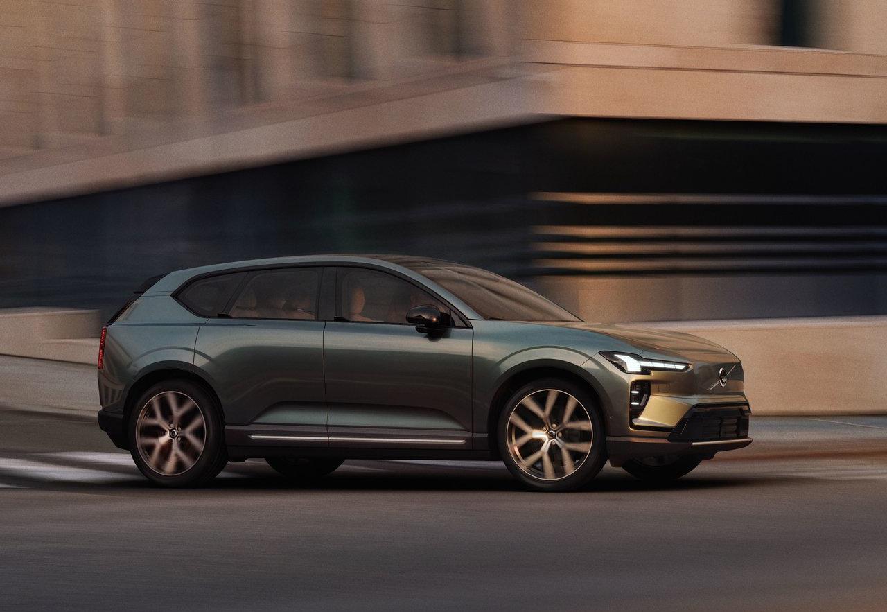 沃尔沃EX60，顶配搭载双电机，输出670马力/790牛米，配112度电池续航8