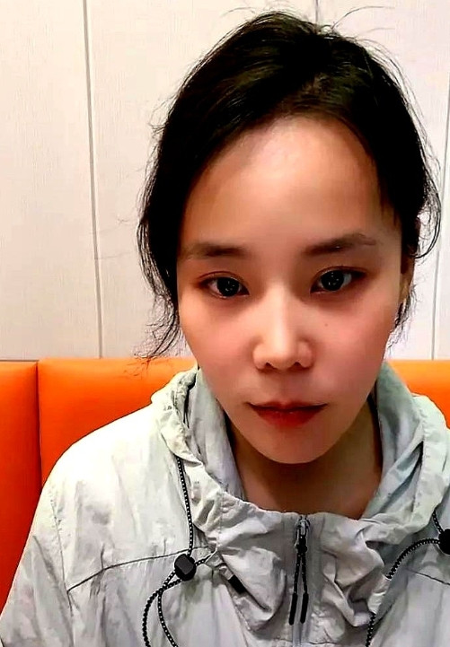 炸了炸了！今晚熊磊直播间彻底炸锅了！就因为有人提了句“老杜”，她当场就飙