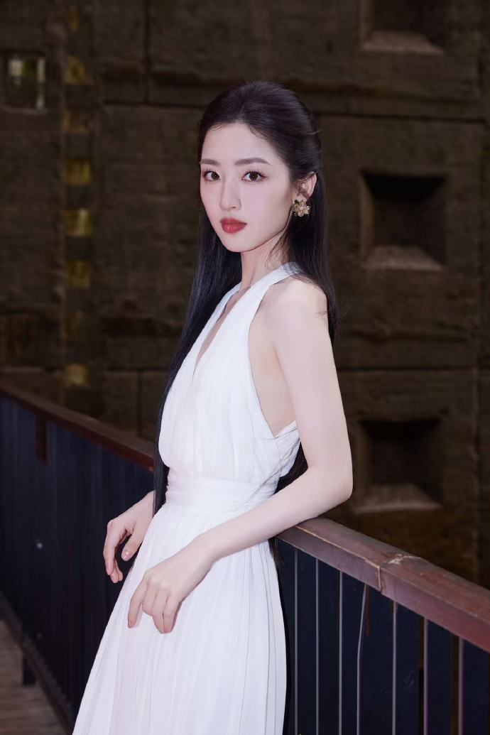 谁能想到邓恩熙才20岁简直不敢相信，邓恩熙才20岁！红毯上的她就像一朵盛开的玫