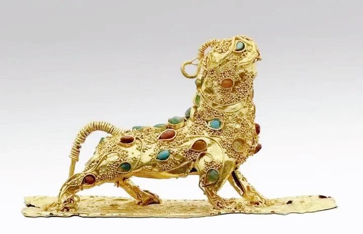 1969年，考古队从中山穆王墓撤退，一农民在清理墓中泥土时，突然惊喜地发现，一个