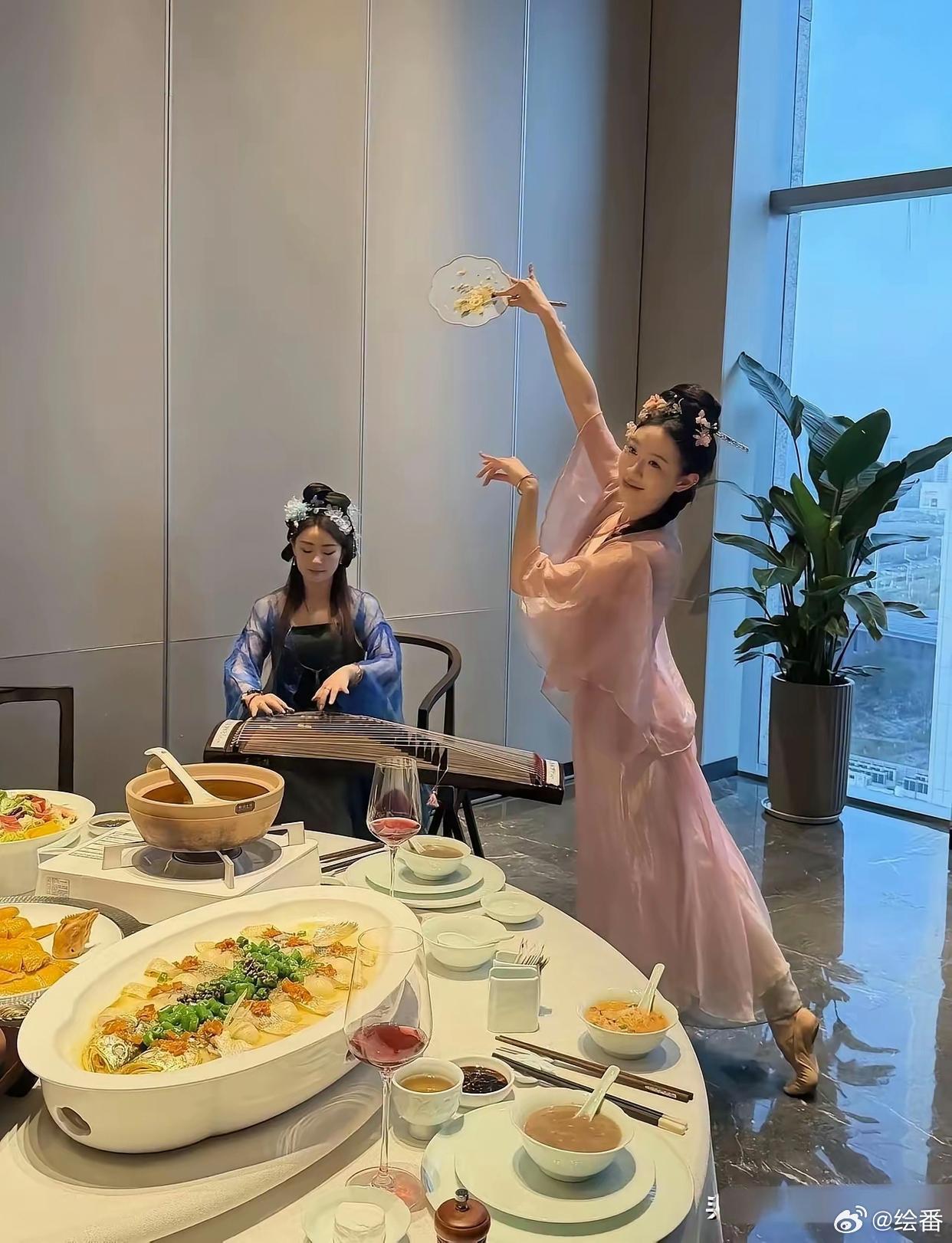估计月薪过千万，才敢这样吃饭吧
