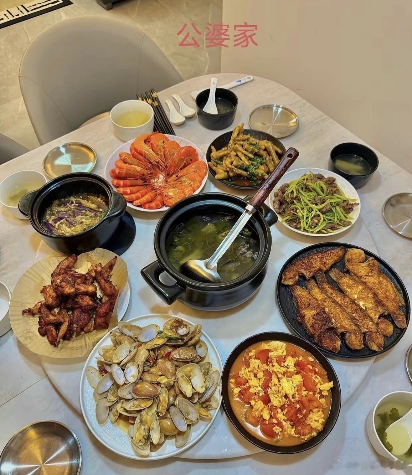 你第一眼看上去，哪边的饭更好吃？