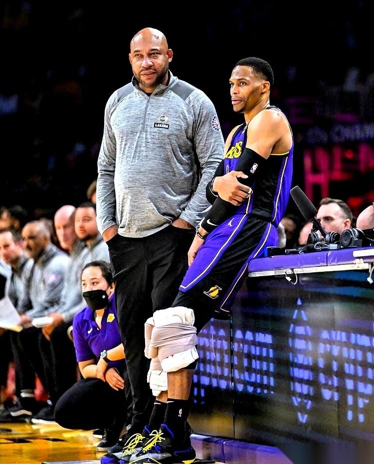 是我，我亲手把他按在了替补席上。哈姆终于说了。这个前湖人主教练，顶着全世界的骂