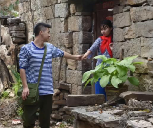 1976年，知青张连成不顾父母反对，娶了农村姑娘，10年后，带3孩子回来