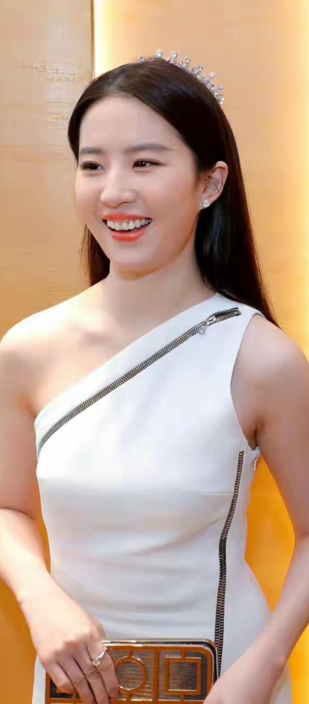 优雅白裙公主风，闪耀的皇冠，甜美笑容！👑✨