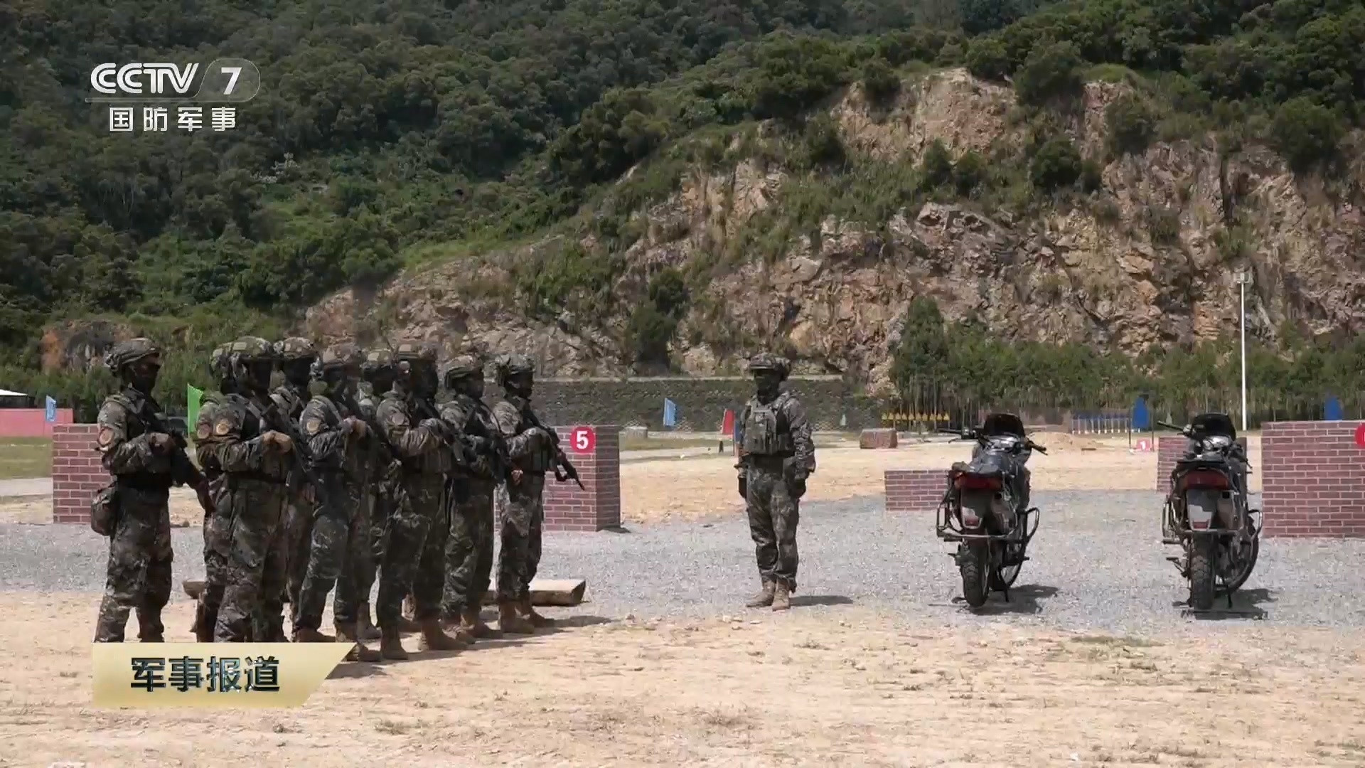 武警第二机动总队驾乘摩托车应用射击训练