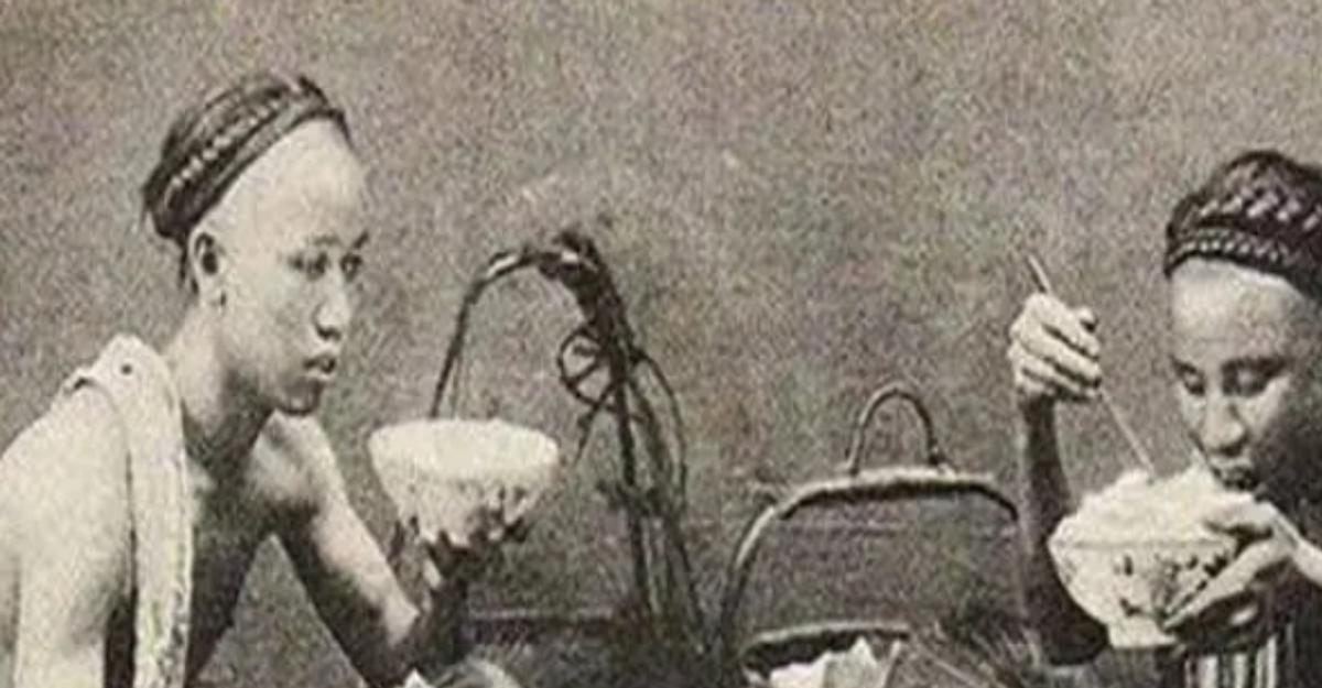 1953年，李鸿章的孙子李子嘉，身着破烂衣服，踉跄着走到一个湖边，纵身一跃跳了进