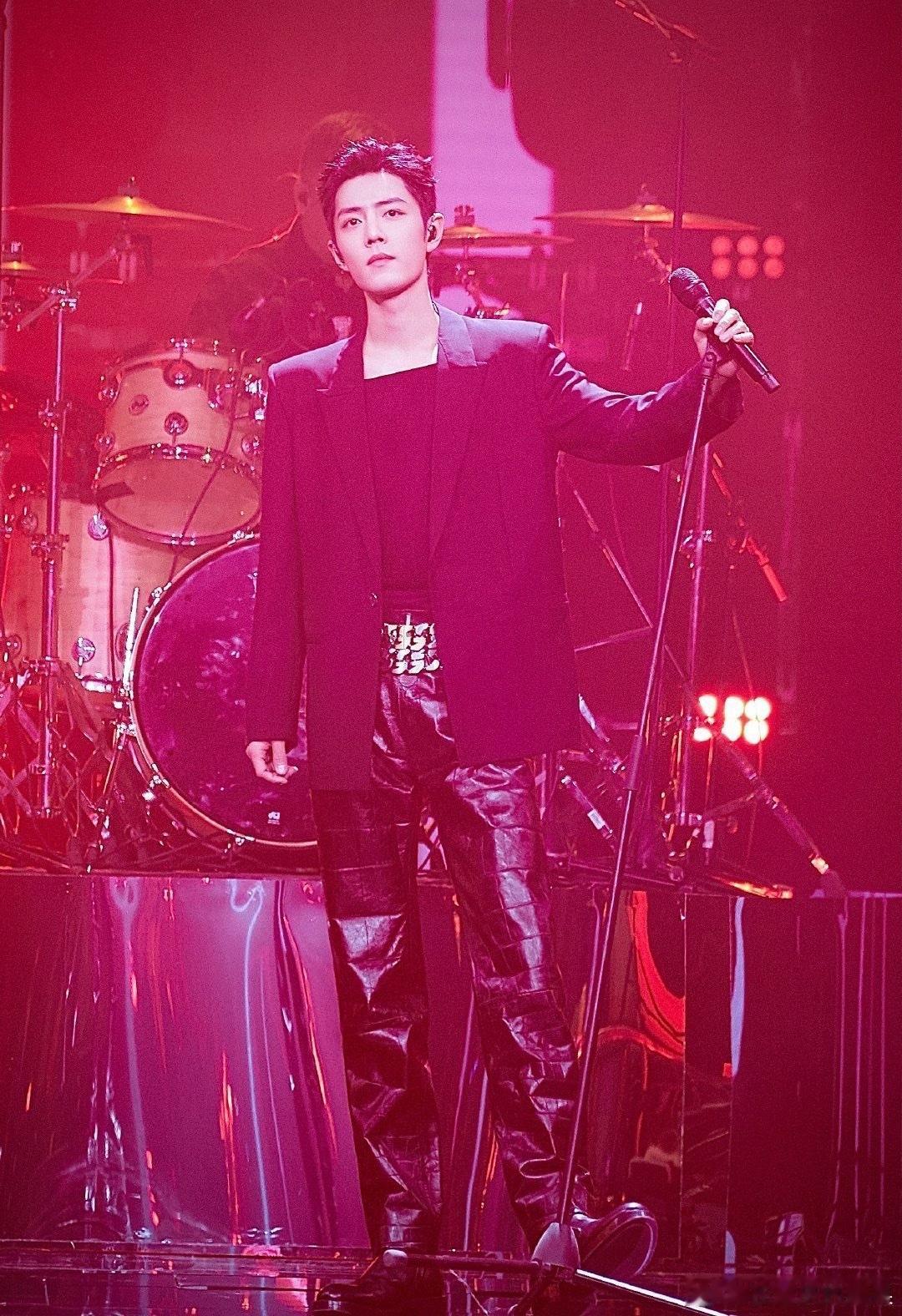 家人们谁懂啊！跨年夜各大卫视神仙打架，唯独东方卫视杀疯了！一张张神图刷屏全网，热