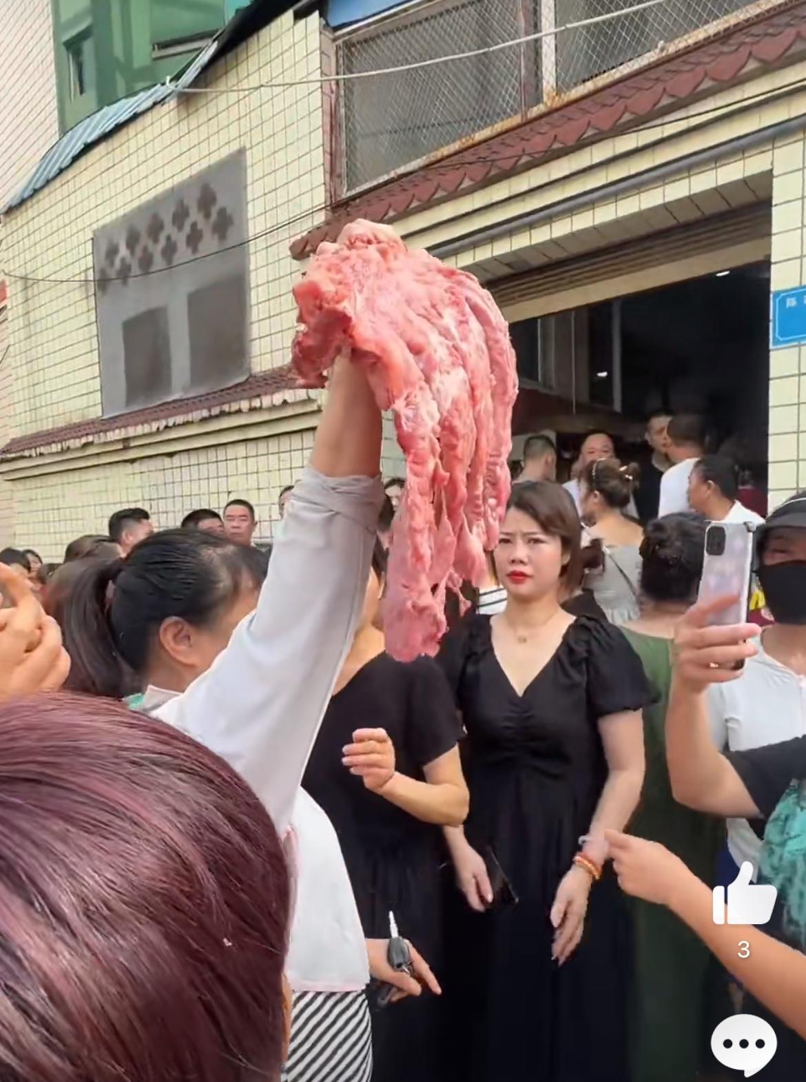 给学生吃臭肉、臭排骨，老师吃好肉！四川一小学食堂给孩子做臭排骨、淋巴肉，运送劣质