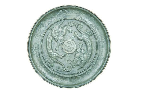 1984年，四川一位老者到一位农妇家讨水喝，却看到其家中挂着一块雕有双龙、用来辟