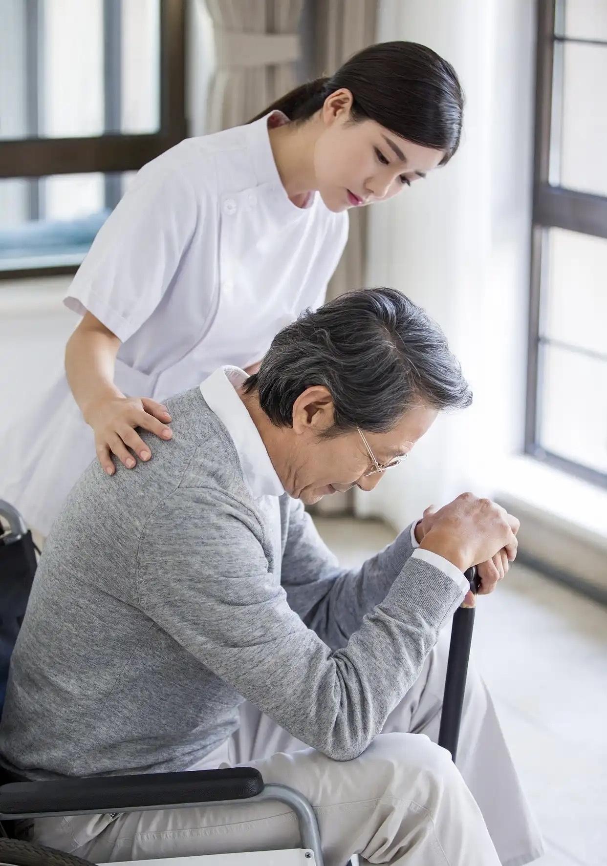 老有所依！我国全面向中度以上失能老年人发放补贴破解“一人失能、全家失衡”的困