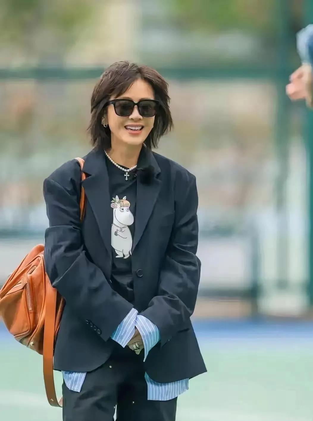 刘嘉玲59岁户外造型太飒！利落短发+黑墨镜，oversize黑西装搭姆明T