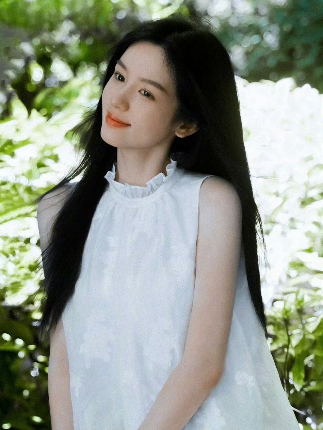 周也这些照片都适合当壁纸来用～完全就是气质十足，这样的风格真的很合适的