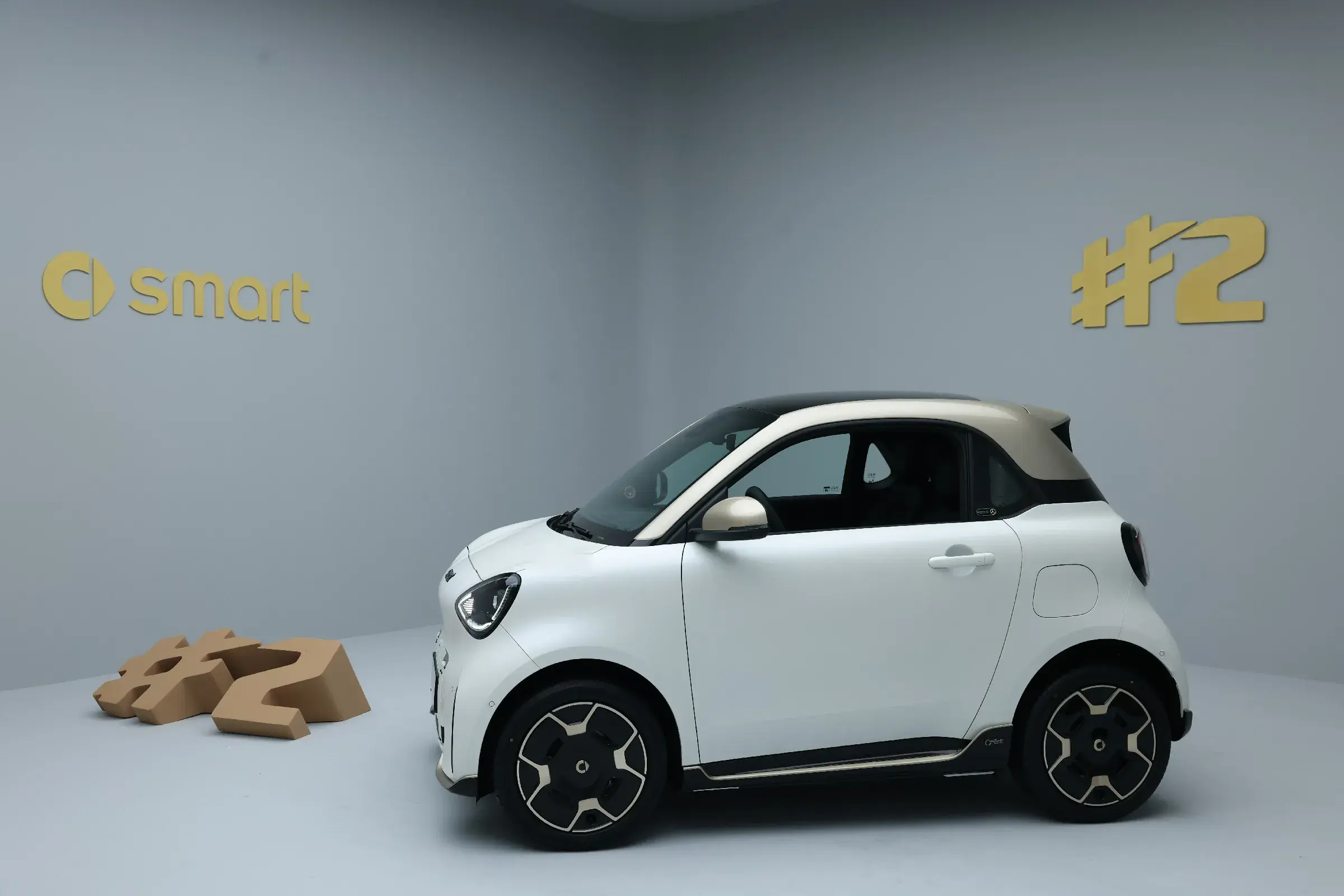 概念版亮相之后，全新smart精灵2号高定款也来了。在行业都在推出全尺寸SUV的当下，之前smart