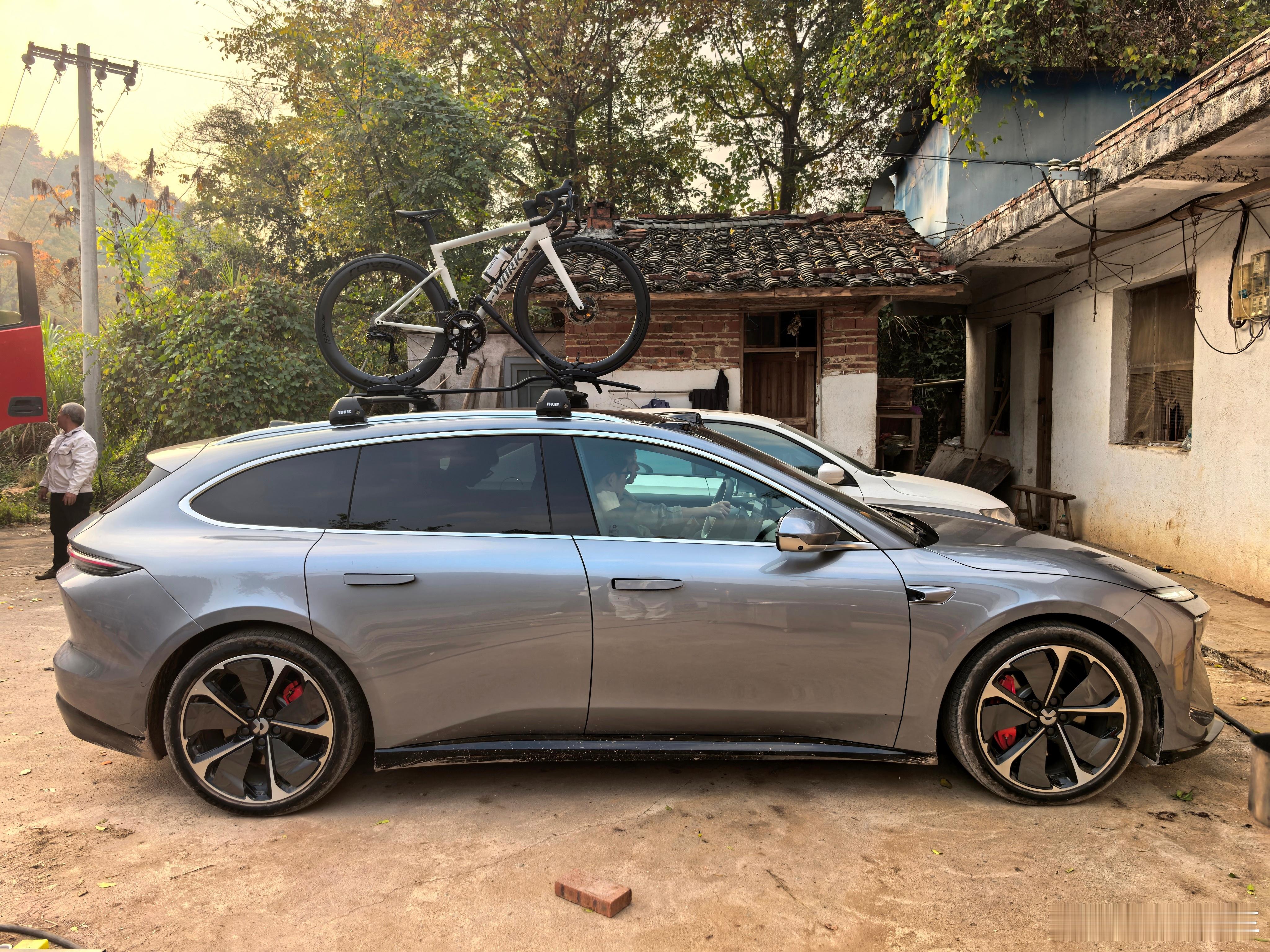 摘了足足两筐橙子，本来还担心后备箱装不下，结果往蔚来ET5T里一放，轻轻松松就塞